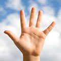Erhobene Kinderhand