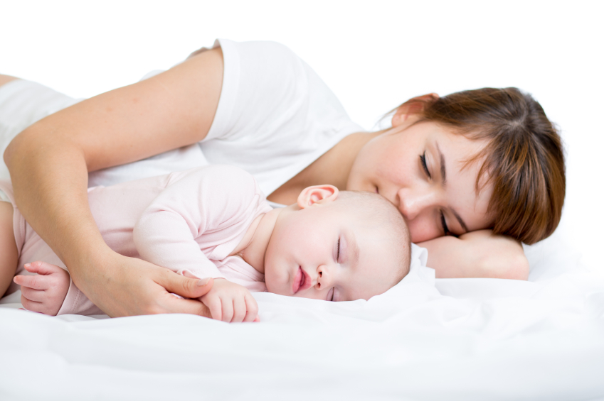 Schlafende Mutter und Kind
