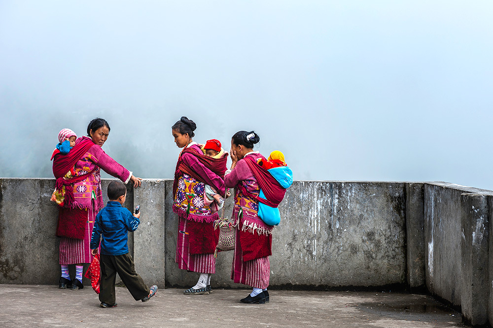Mütter in China mit Babys um den Rücken gebunden