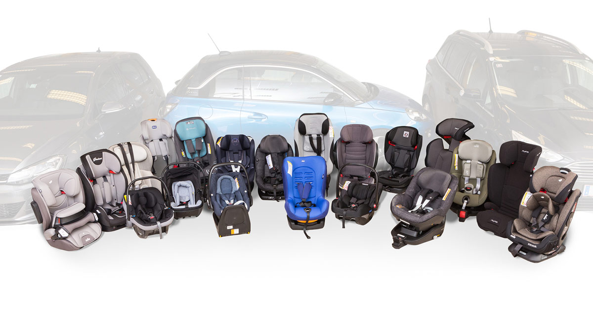 Test-Sujet mit allen getesteten Kindersitzen nebeneinander