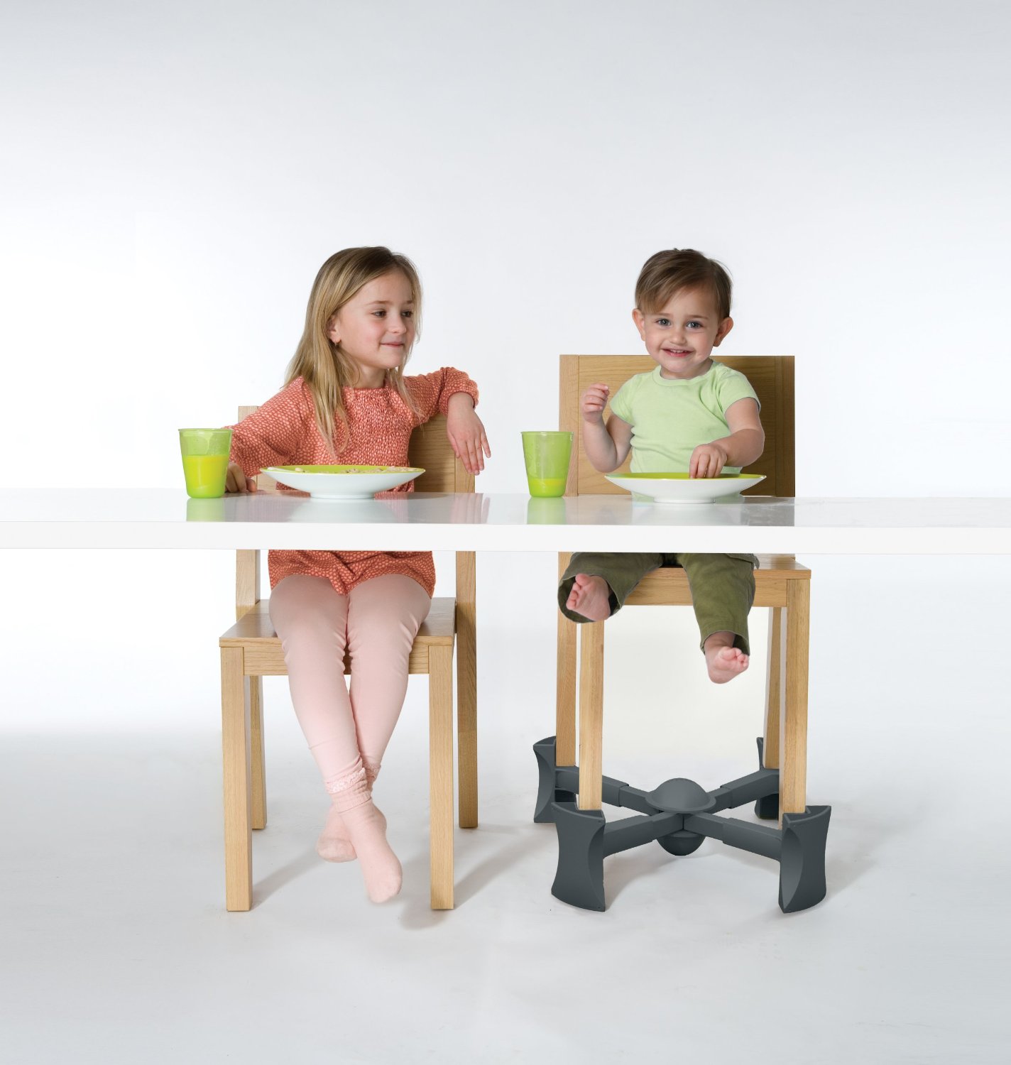 Zwei Kinder sitzen in zwei Hochstühlen